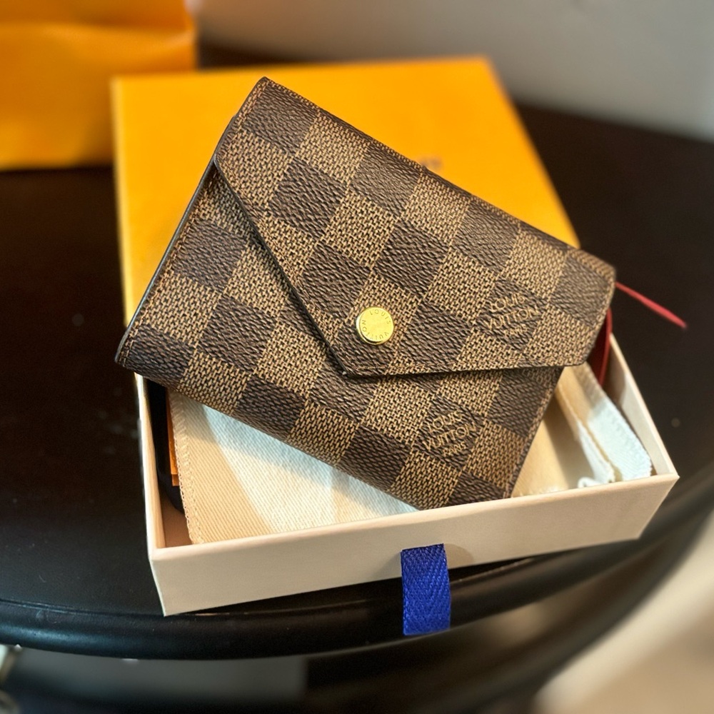 Louis Vuitton victorine wallet